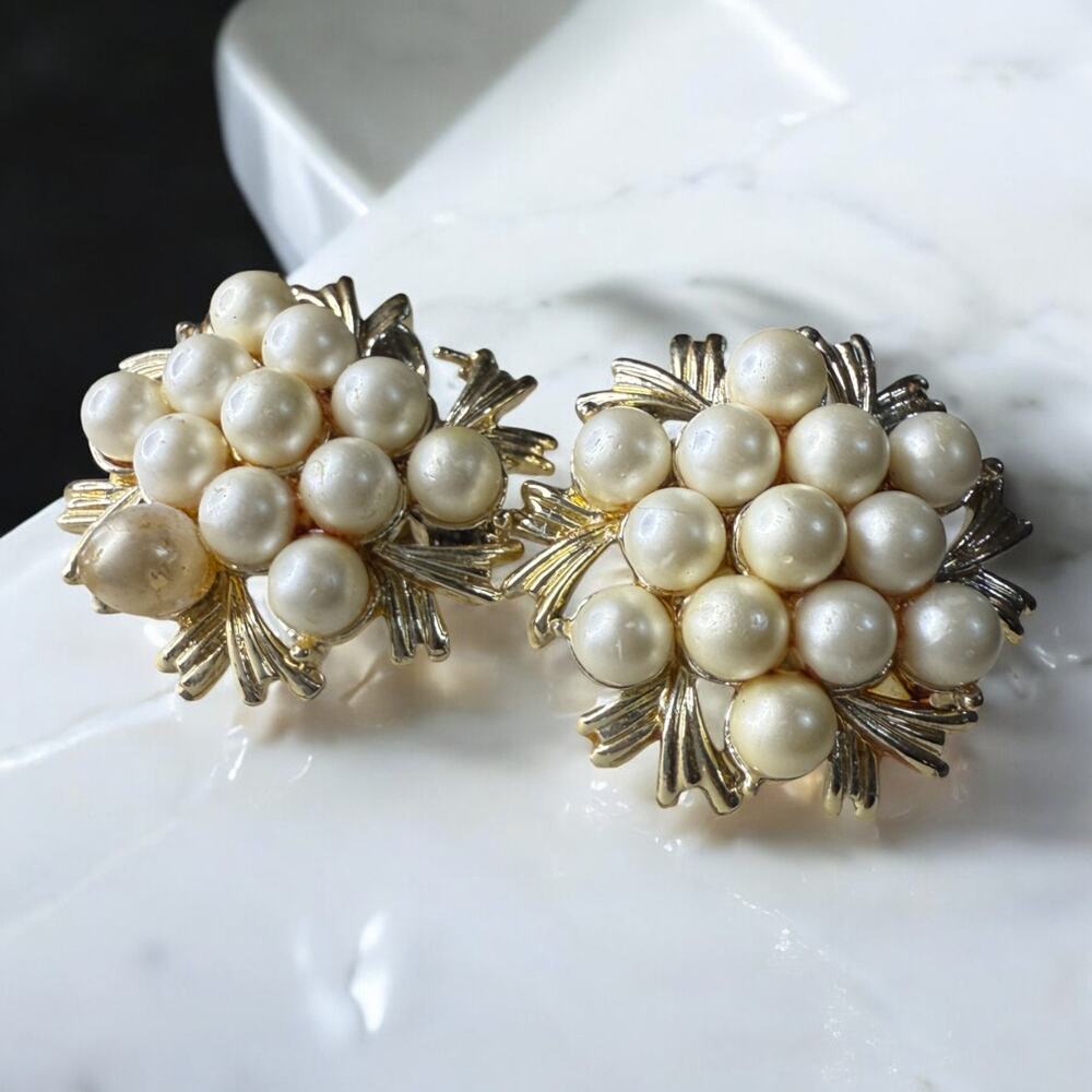 Vintage Cora Faux Pearl Cluster Earrings Gold Tone Clip On 1960s Floral 24mm